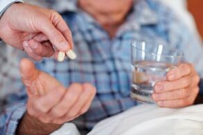 tomando pílulas para a prostatite