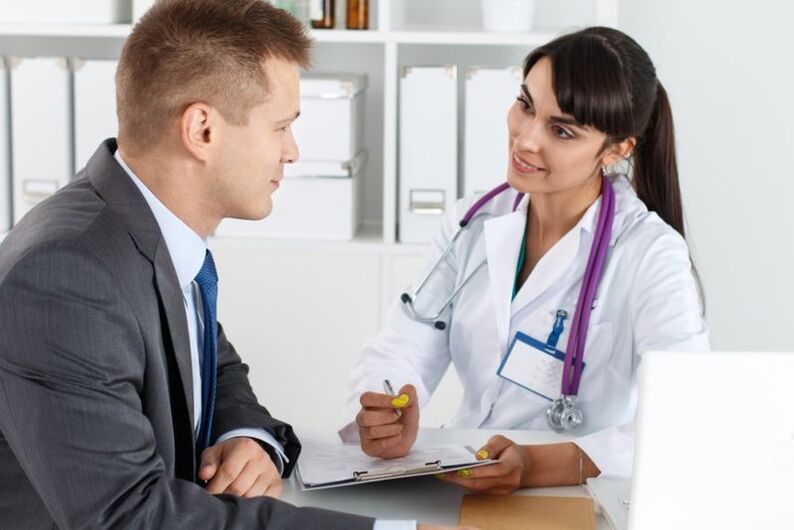 O médico prescribe un medicamento para a prostatite con base na historia clínica recollida
